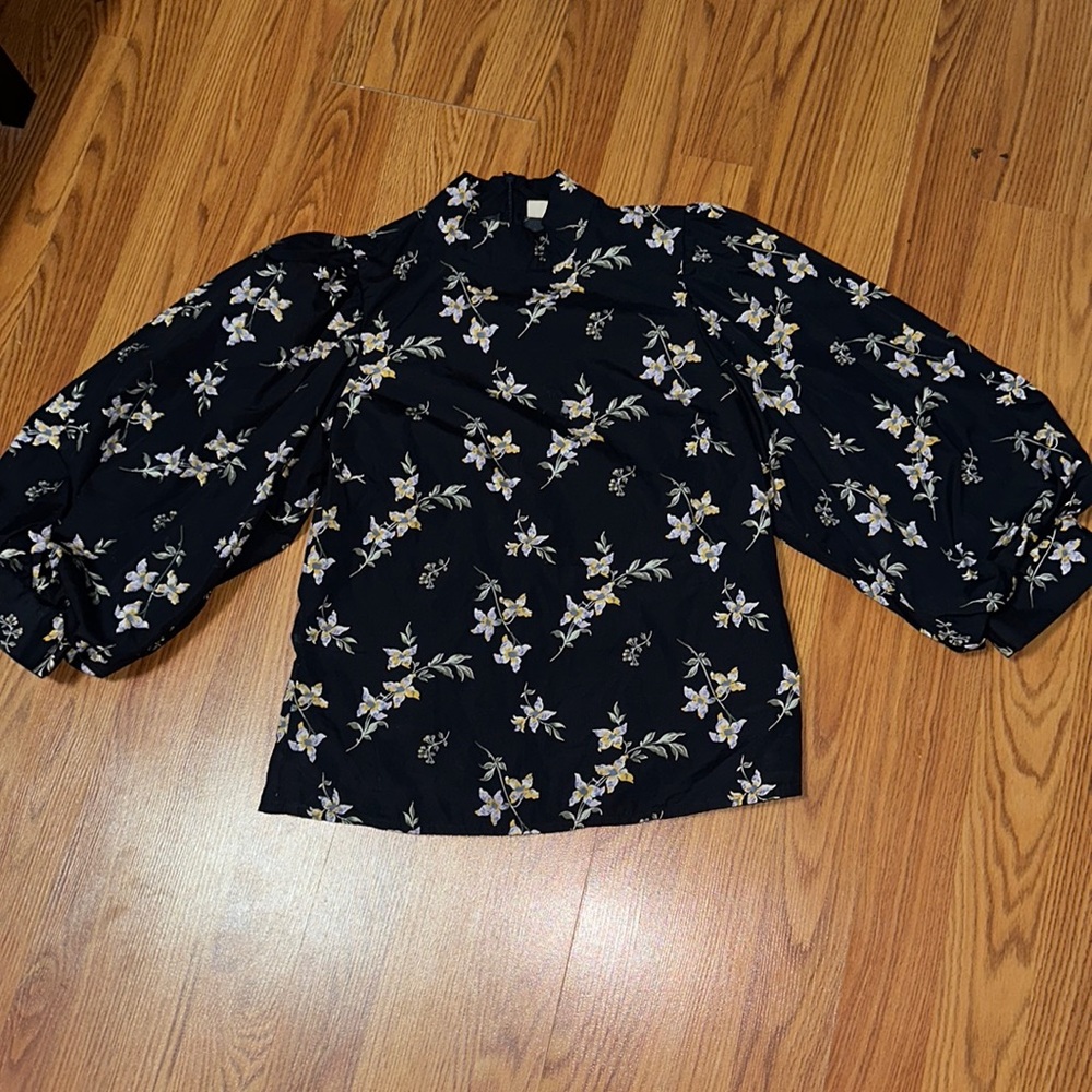 Levi’s long sleeve, never worn, has no tags, kinda baggy on the arms.